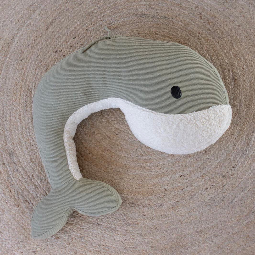 Reisekissen Wal &quot;Whale Momo&quot; aus Bio - Baumwolle - Eucalyptus Green - little something