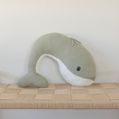 Reisekissen Wal &quot;Whale Momo&quot; aus Bio - Baumwolle - Eucalyptus Green - little something