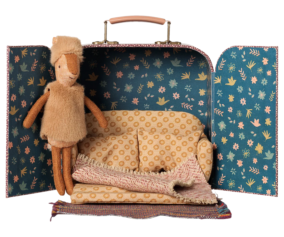 Rentier im Koffer inkl Schlafsofa, kleine Schwester - little something
