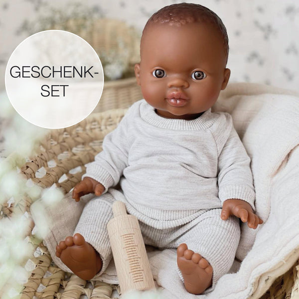 Geschenkset Puppe & Kleidung - Alex mit Sweat-Anzug und Puppenmoseskorb - little something