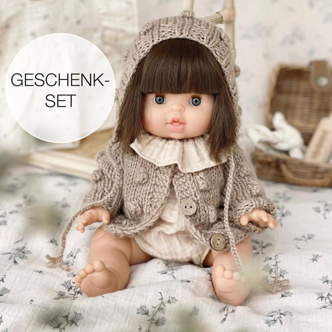 Geschenkset Puppe &amp; Kleidung - Chloe sleepy mit Strickjacke, Romper &amp; Mütze - little something