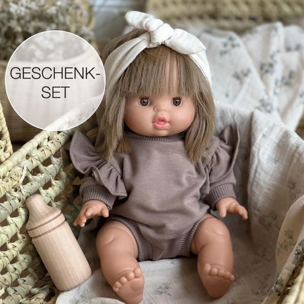 Geschenkset Puppe & Kleidung - Zoe mit Frill Romper, ecru Haarband & Puppen-Fläschchen - little something