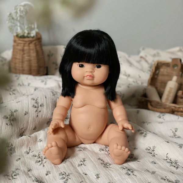 Puppe "Jade" 34cm mit dunklen Haaren und braunen Augen - little something