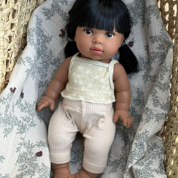 Puppe "Latika" 34cm mit schwarzen Haaren und braunen Augen - little something