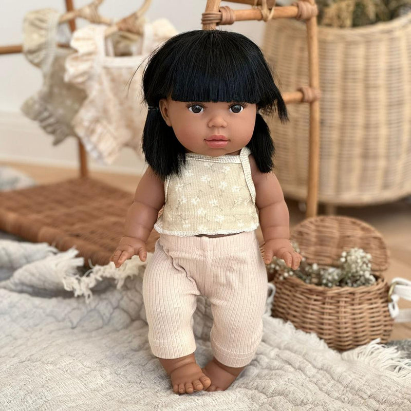 Puppe "Latika" 34cm mit schwarzen Haaren und braunen Augen - little something